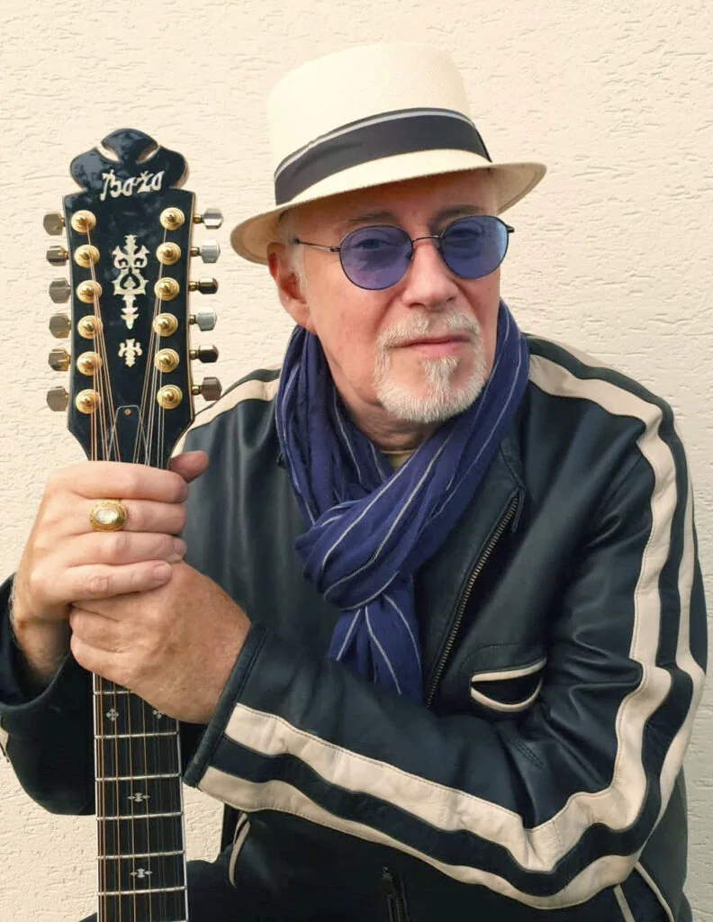 Hut, Brille und zwölf Saiten